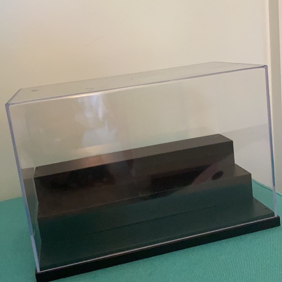 Display Case for Figures - Picture 4 of 5